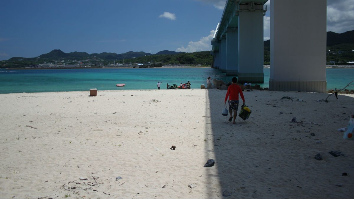 アンチ浜（瀬底島） 日陰（橋の下）
