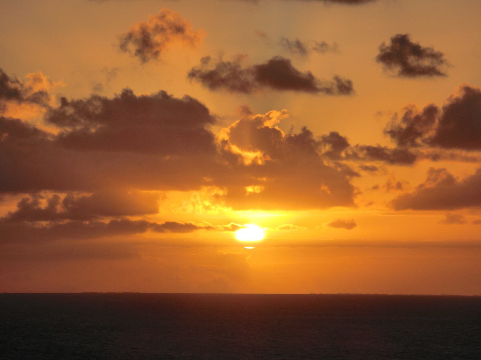 ニライビーチ 水平線に沈む夕日が見られる