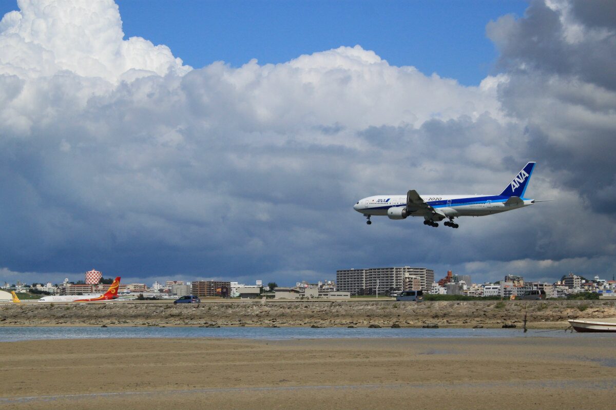 瀬長ビーチ 飛行機が間近で見られる