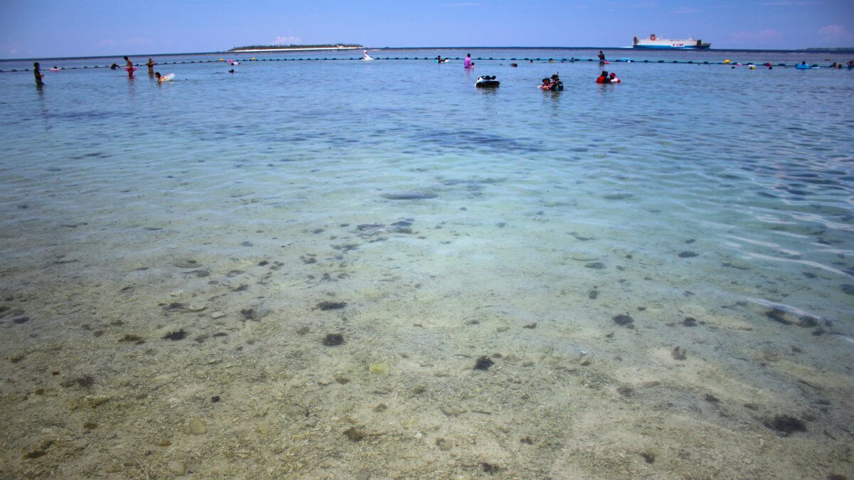 瀬底ビーチ（瀬底島） 抜群の透明度