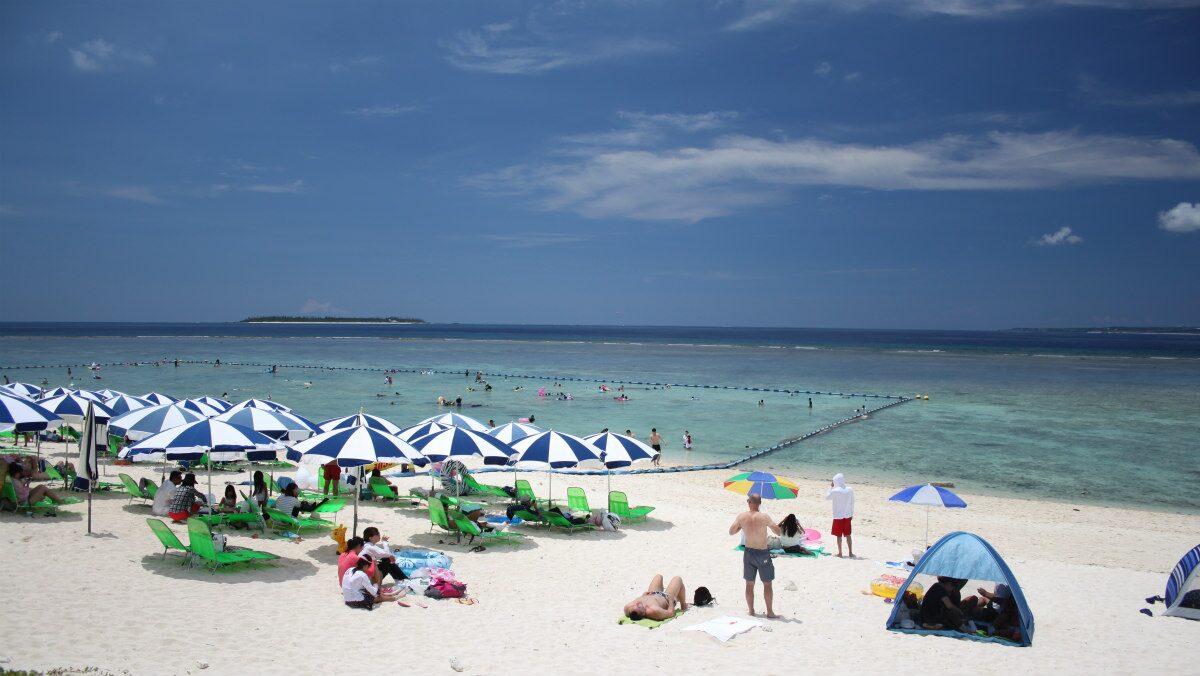 瀬底ビーチ（瀬底島） 水の透明度とグラデーション