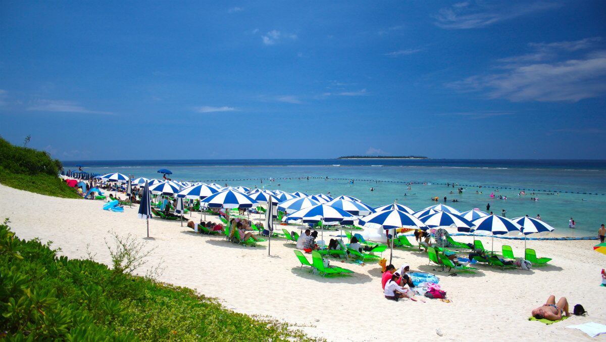 瀬底ビーチ（瀬底島） きれいなグラデーション