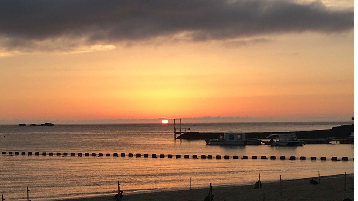 残波ビーチ 水平線に沈む夕日が見られる